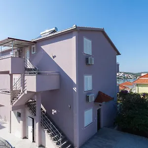 apartments-jaman.hotels-in-trogir.com/